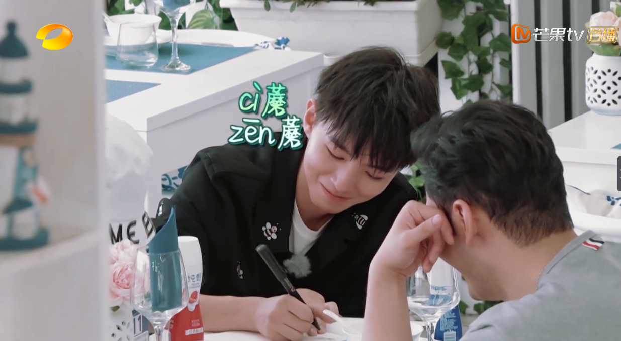 王俊凯高学历遭追捧?当看到他握笔姿势跟字迹后:观众沉默了!