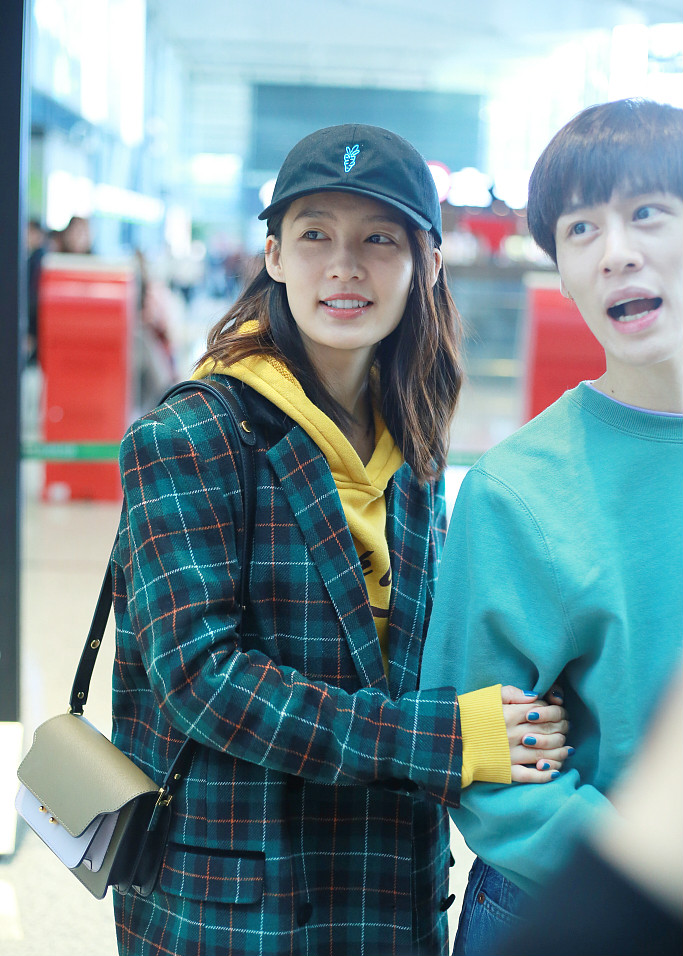 李沁与"神秘男子"举止亲密 依偎在男子身后笑容超甜