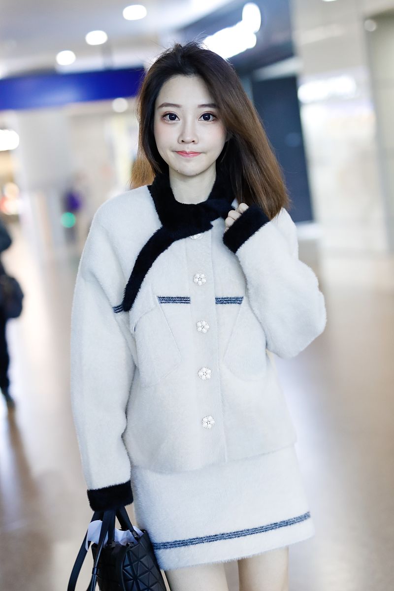 冯提莫甜美穿搭凸显温柔气息,露纤细美腿秀好身材