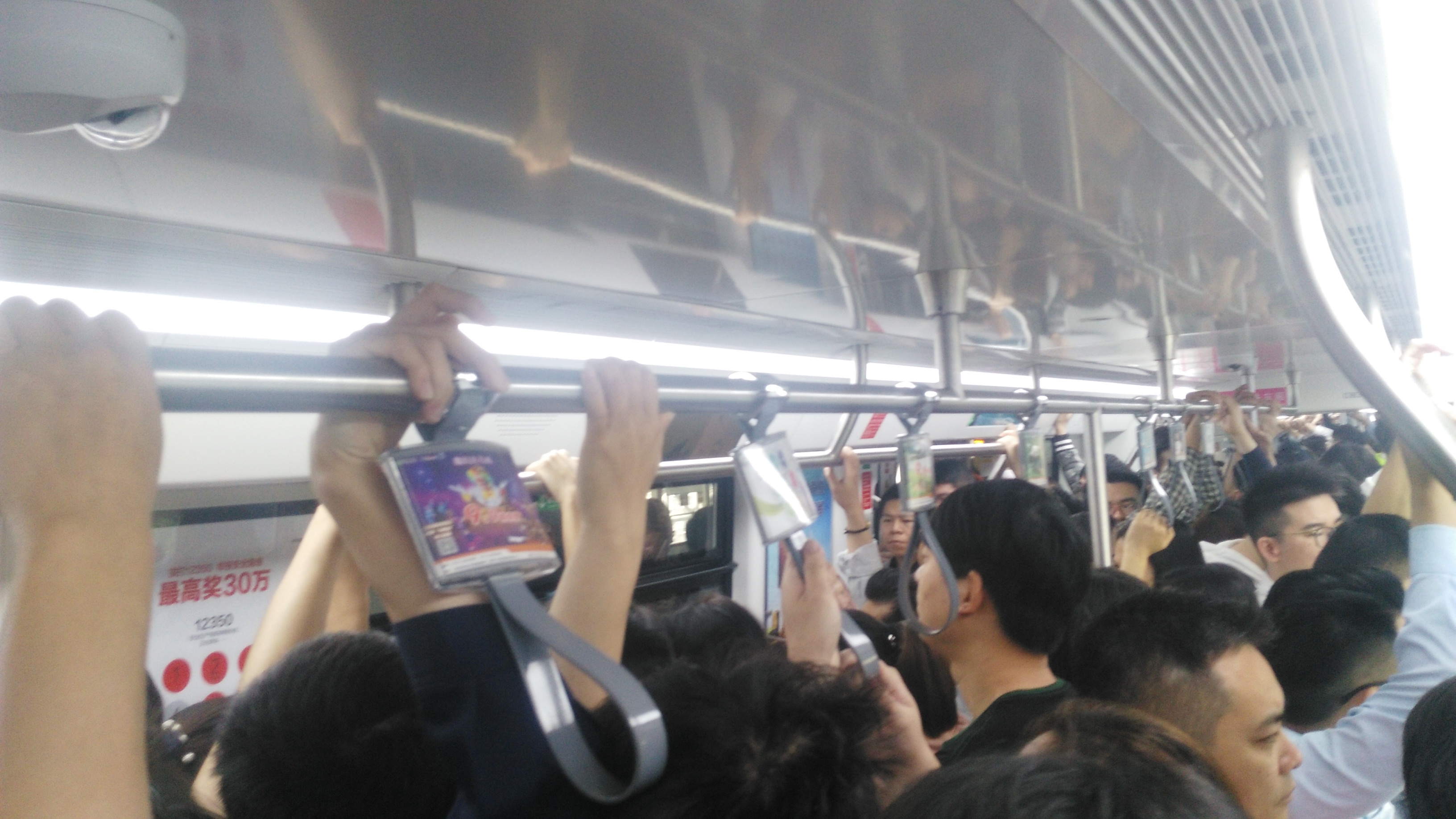 早上上班时间,乘坐深圳地铁三号线的人实在太多了