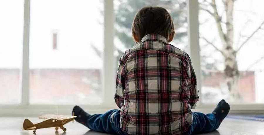 4岁男孩在幼儿园沉默孤僻,看起来"自闭"严重,孩子反而自得其乐