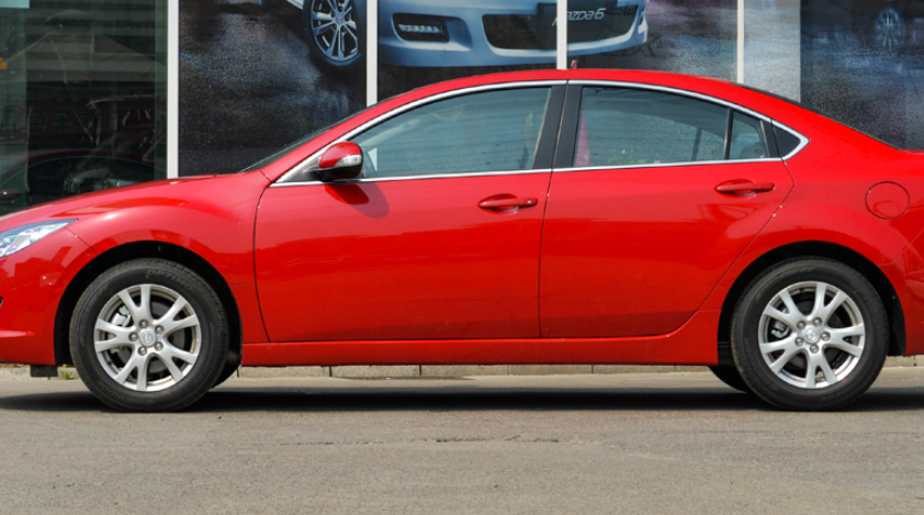 这款车侧身的线条很突出,很硬朗,给人的感觉很有骨感.