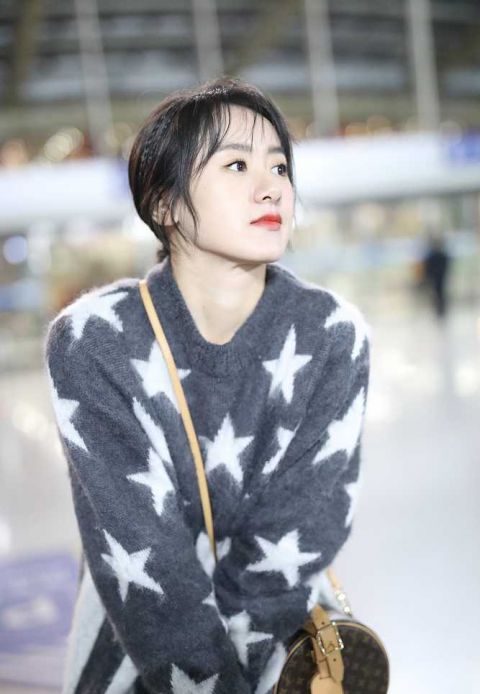 袁冰妍穿星星图案毛衣歪头嘟嘴 扎麻花辫可爱满分