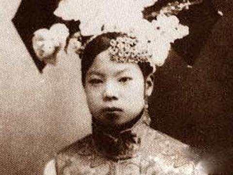 末代皇妃文秀 , 抗战胜利后 , 以糊纸盒,上街叫卖为生