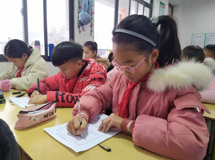 小学生写字"各有千秋",汉字被写活了,看完恨不得回到童年