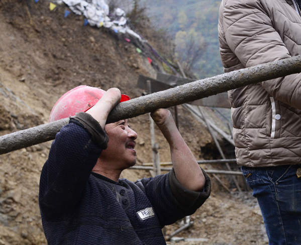 双臂残疾小伙,因小儿麻痹身高比正常人矮一些,每天卖炒面!