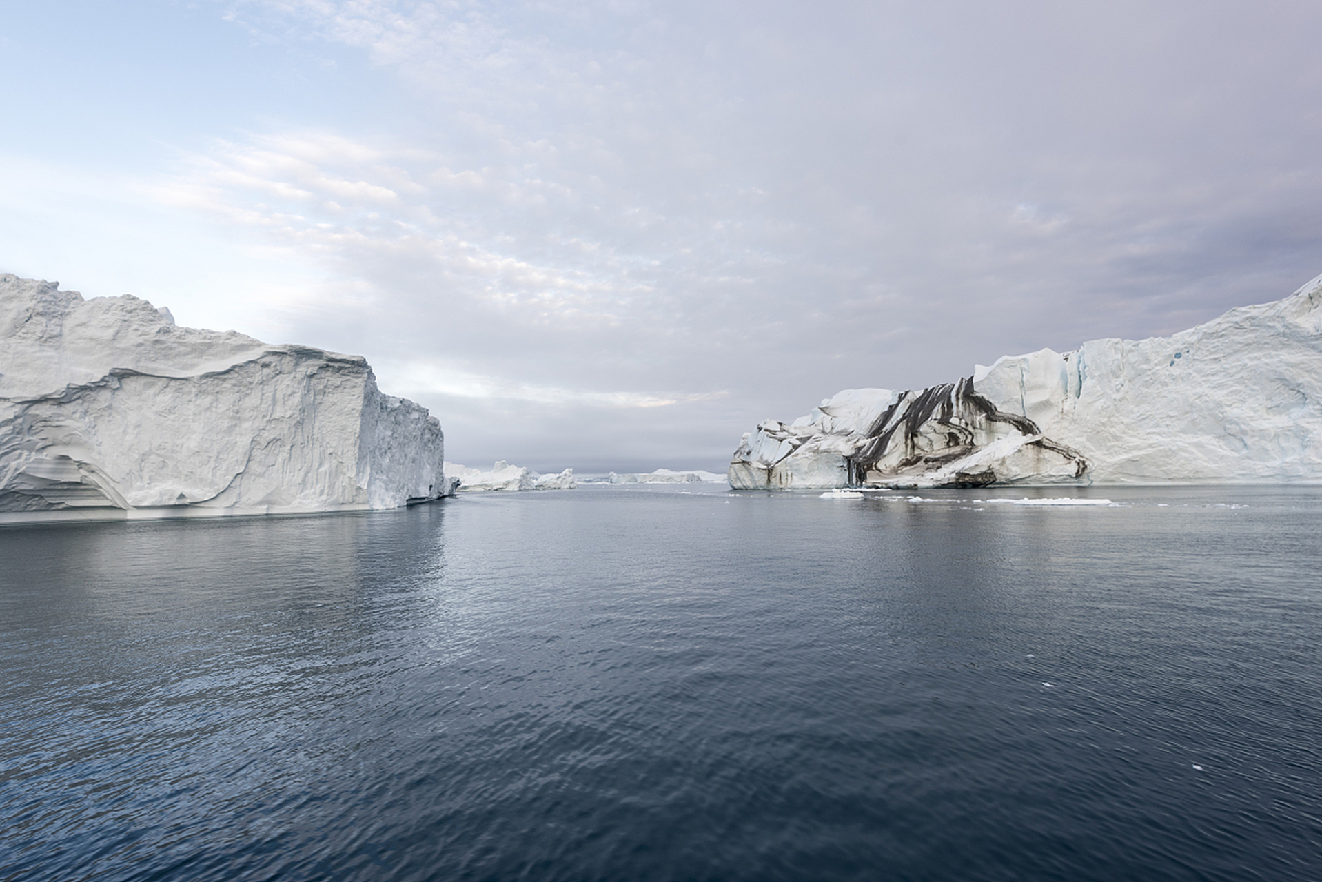 贝加尔湖是世界上最古老,最深,最清澈的淡水湖泊之一,拥有壮丽的自然