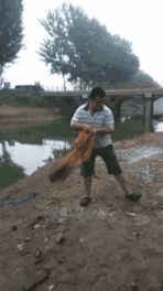 搞笑gif:跪搓衣板算什么?同事说他媳妇让跪这玩意儿!