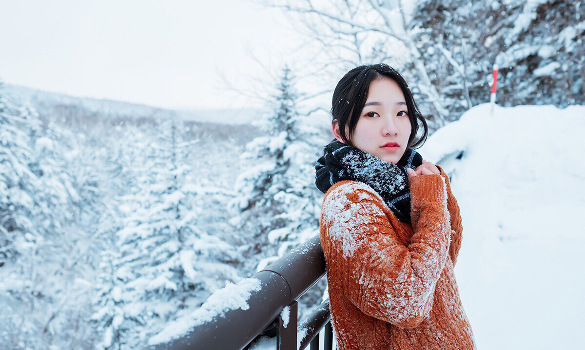 美图:小姐姐在雪地中拍照,好唯美啊