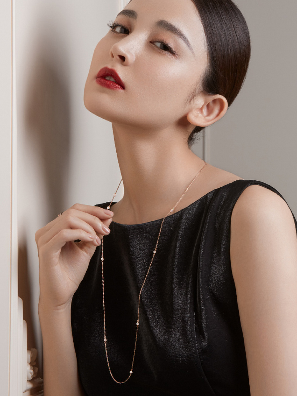 精致的五官像是从画中走出的人,温柔又端庄~#万物皆可云##女明星私服