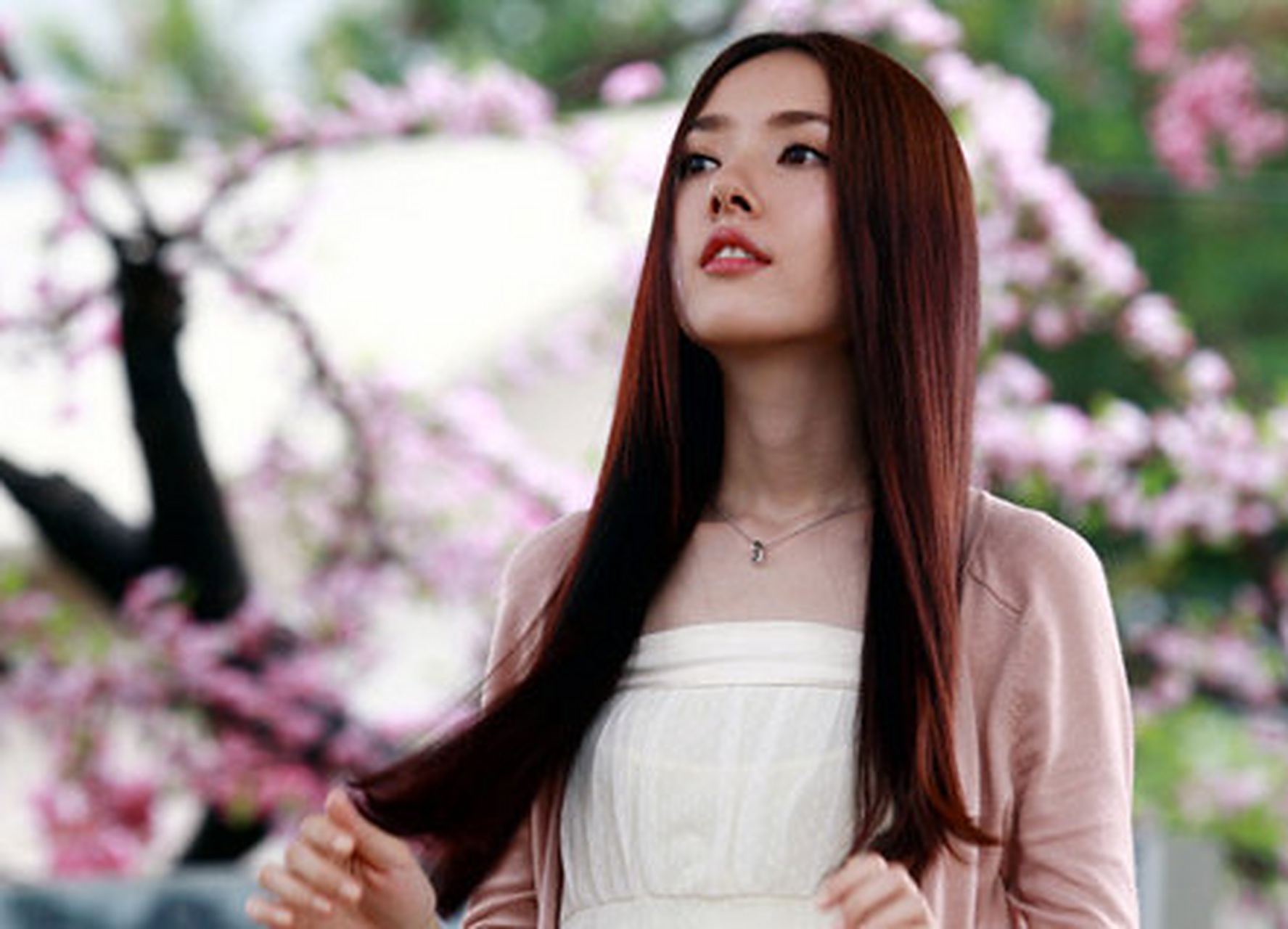 郭碧婷在广告中真的很美,靓丽的长发配精致的五官,向佐真捡到宝了