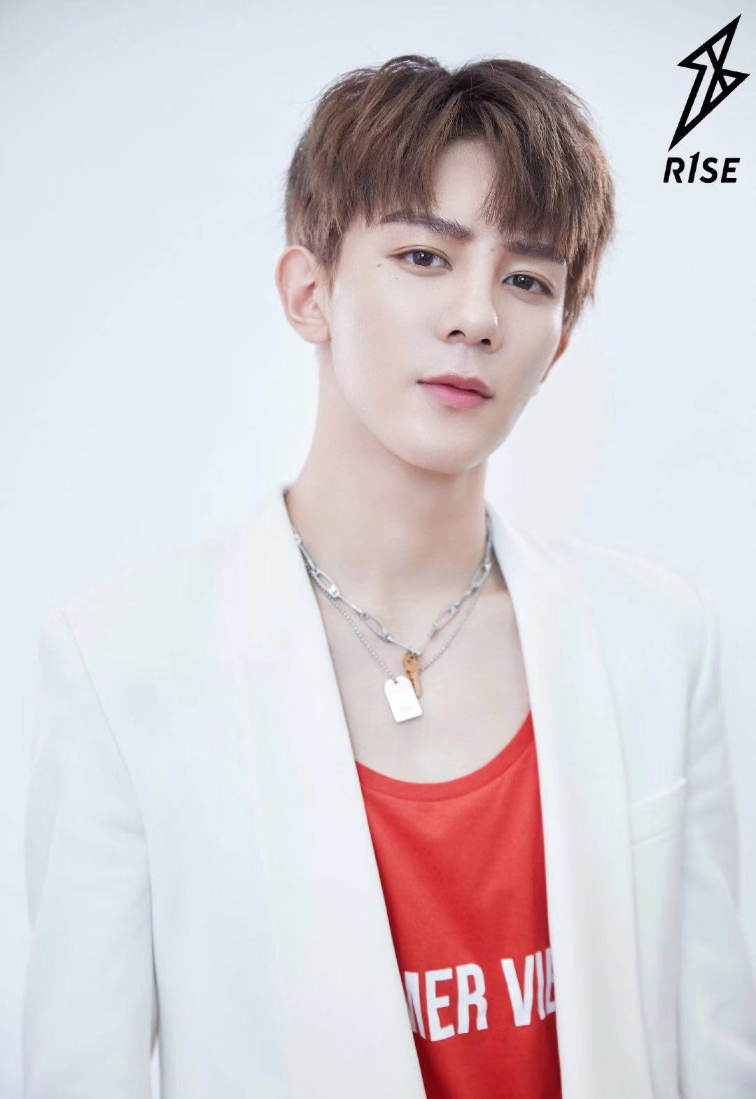 r1se男团全员新造型,都是红白配look,风格却大不一样!