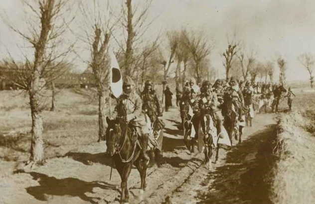 照片上,是日本鬼子的骑兵部队,他们肆意横行在中国土地上.