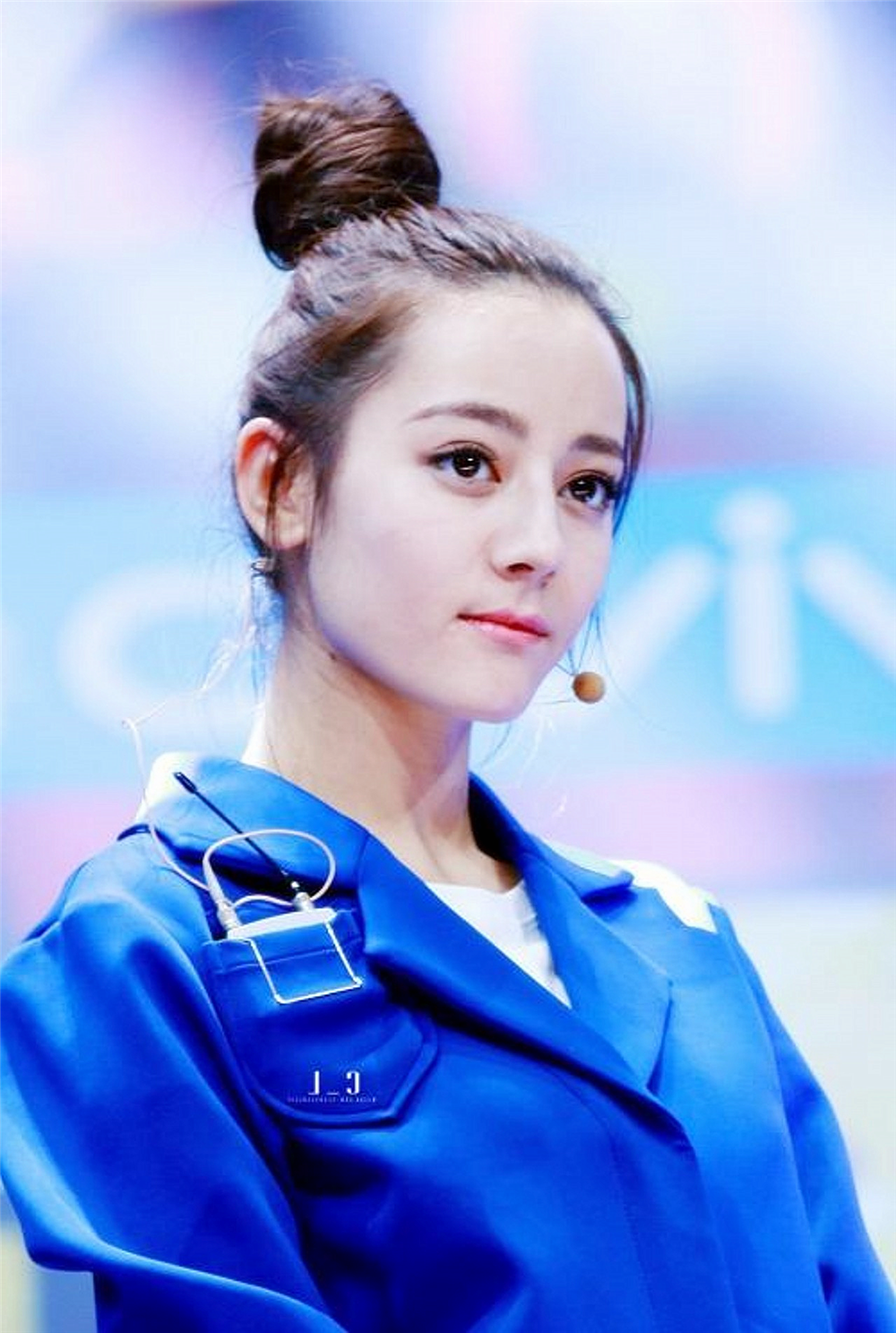 女星扎丸子头!赵丽颖可爱,景甜甜美,迪丽热巴霸气,林允显老!