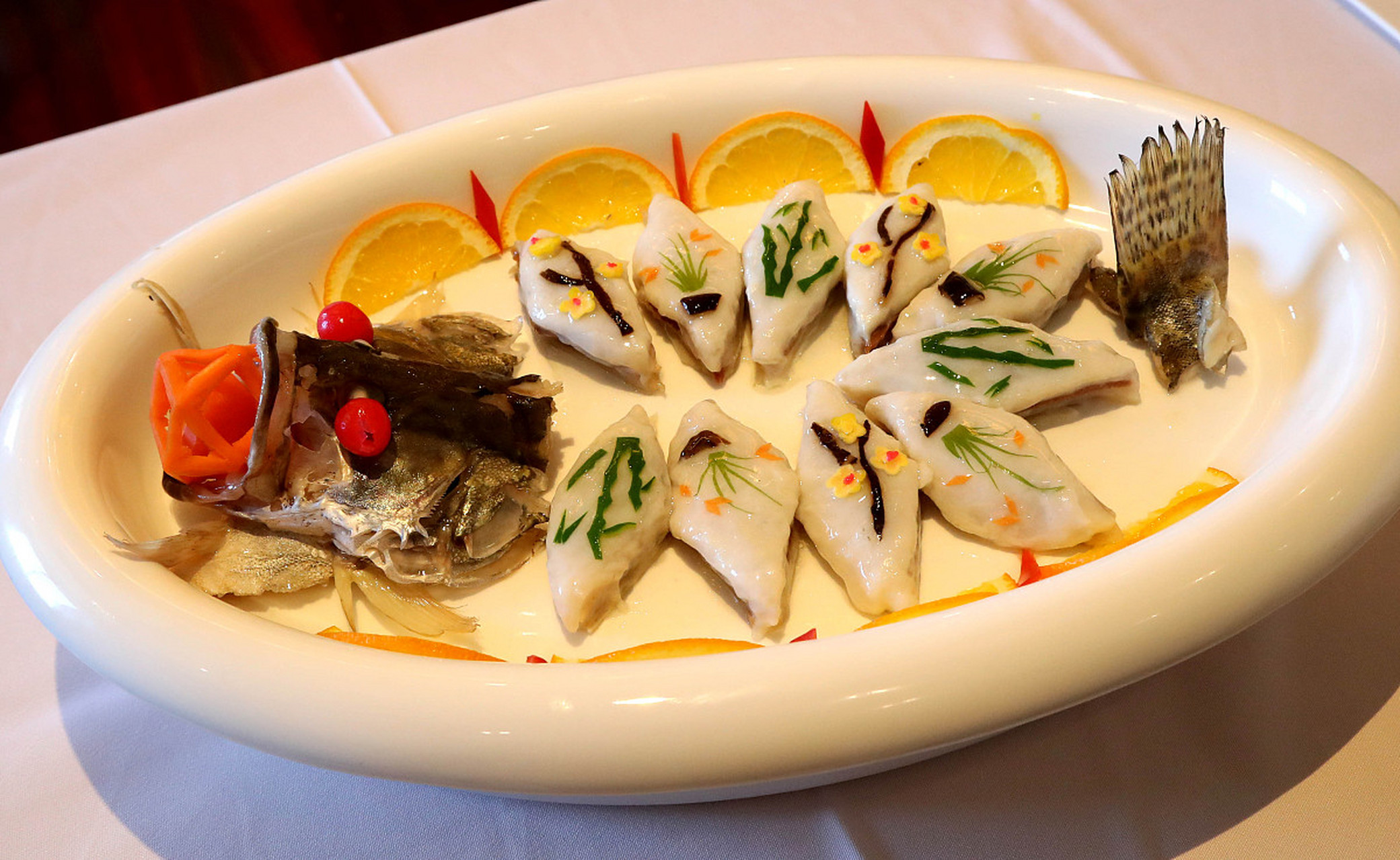 清蒸白鱼保留原汁原味,红烧白鱼味道浓郁,煎炸白鱼外酥里嫩.