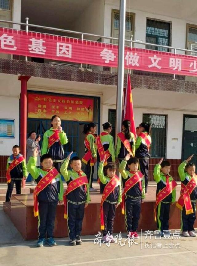 聊城民主小学举行"清明节"主题升旗仪式