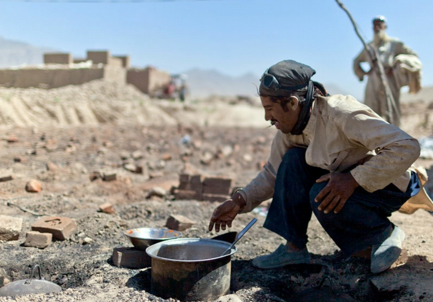 阿富汗砖厂现状:人力为主鲜有机械,孩童月赚30美元