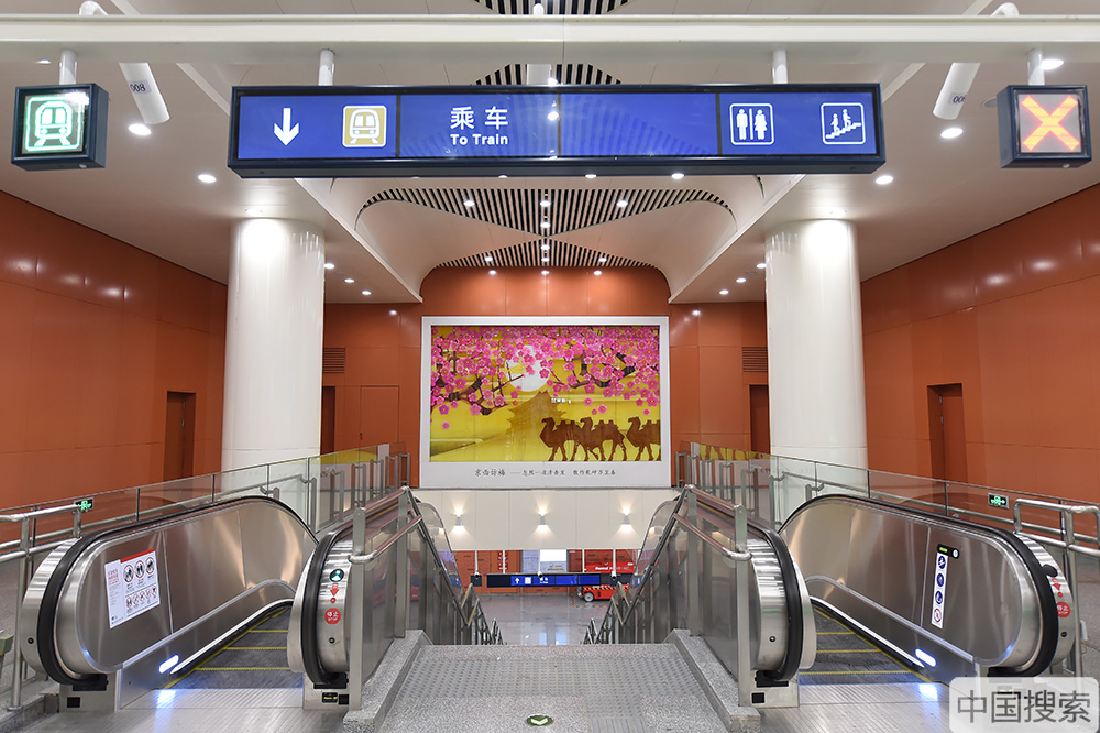 北京:地铁6号线西延各站颜值高 看尽春夏秋冬