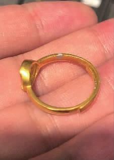 黄金戒指"变白",消费者疑买到假货