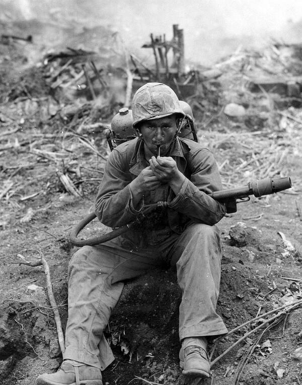 老照片:为何二战喷火兵很少被送到战俘营?这下场倒是很直接