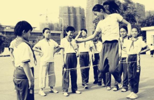 80年代老照片:美女自信街拍,农村小女孩在玩跳皮筋
