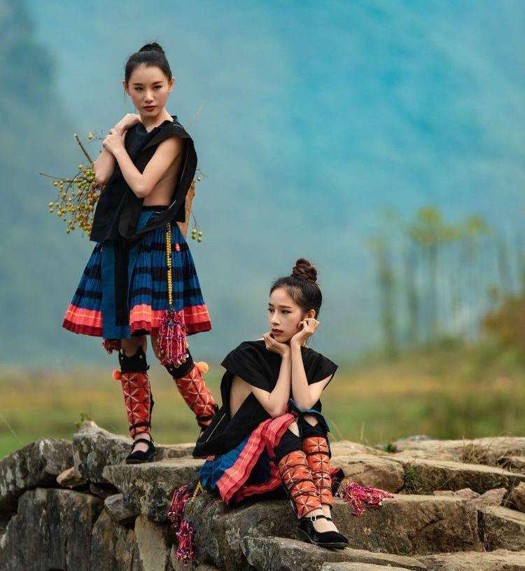 白裤瑶的女子下身通常会穿着以红蓝色调为主的齐膝百褶裙,无论老幼,白