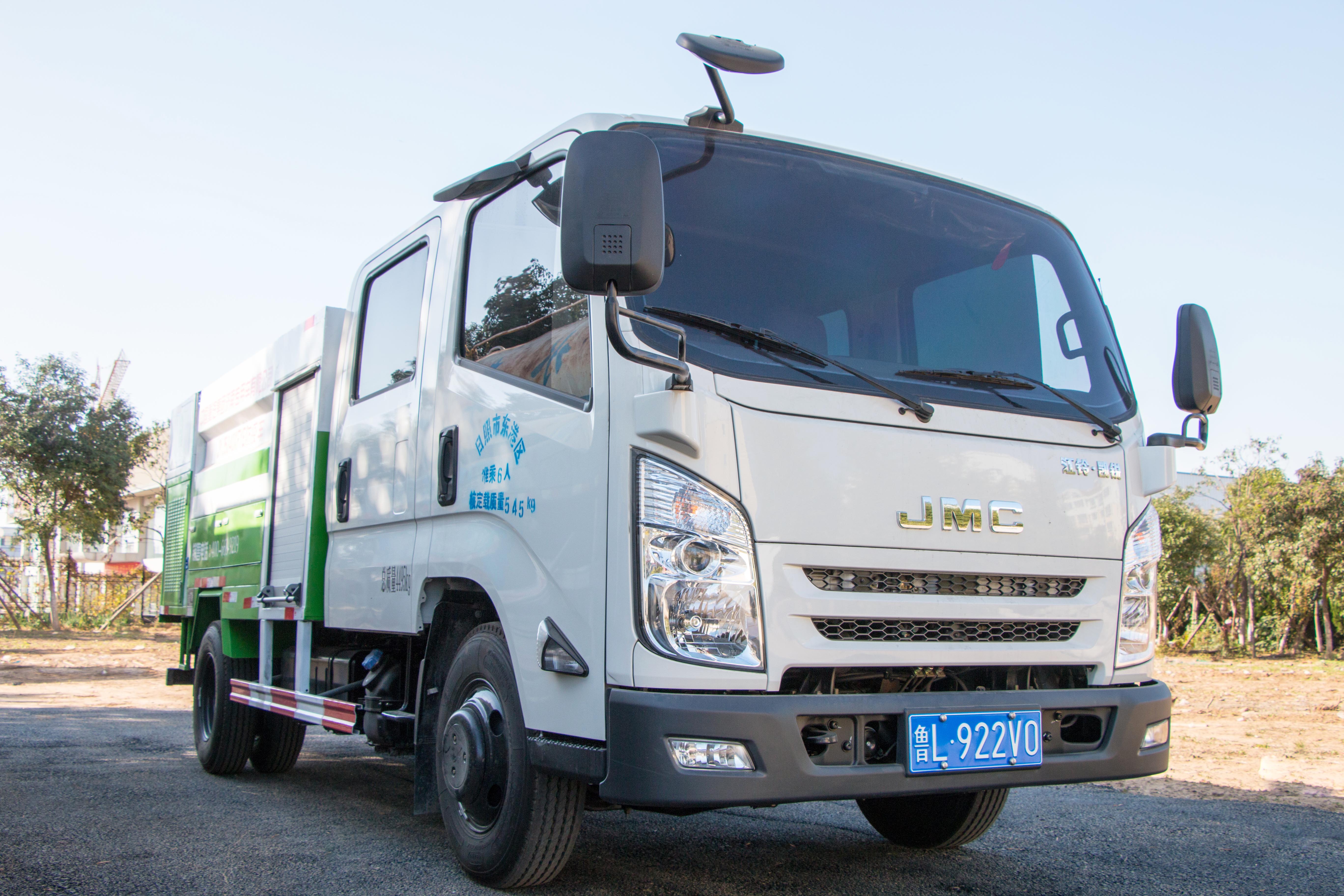 近日,新型绿化喷药车落户绿化公司,为我司特种机械设备再添新力量.