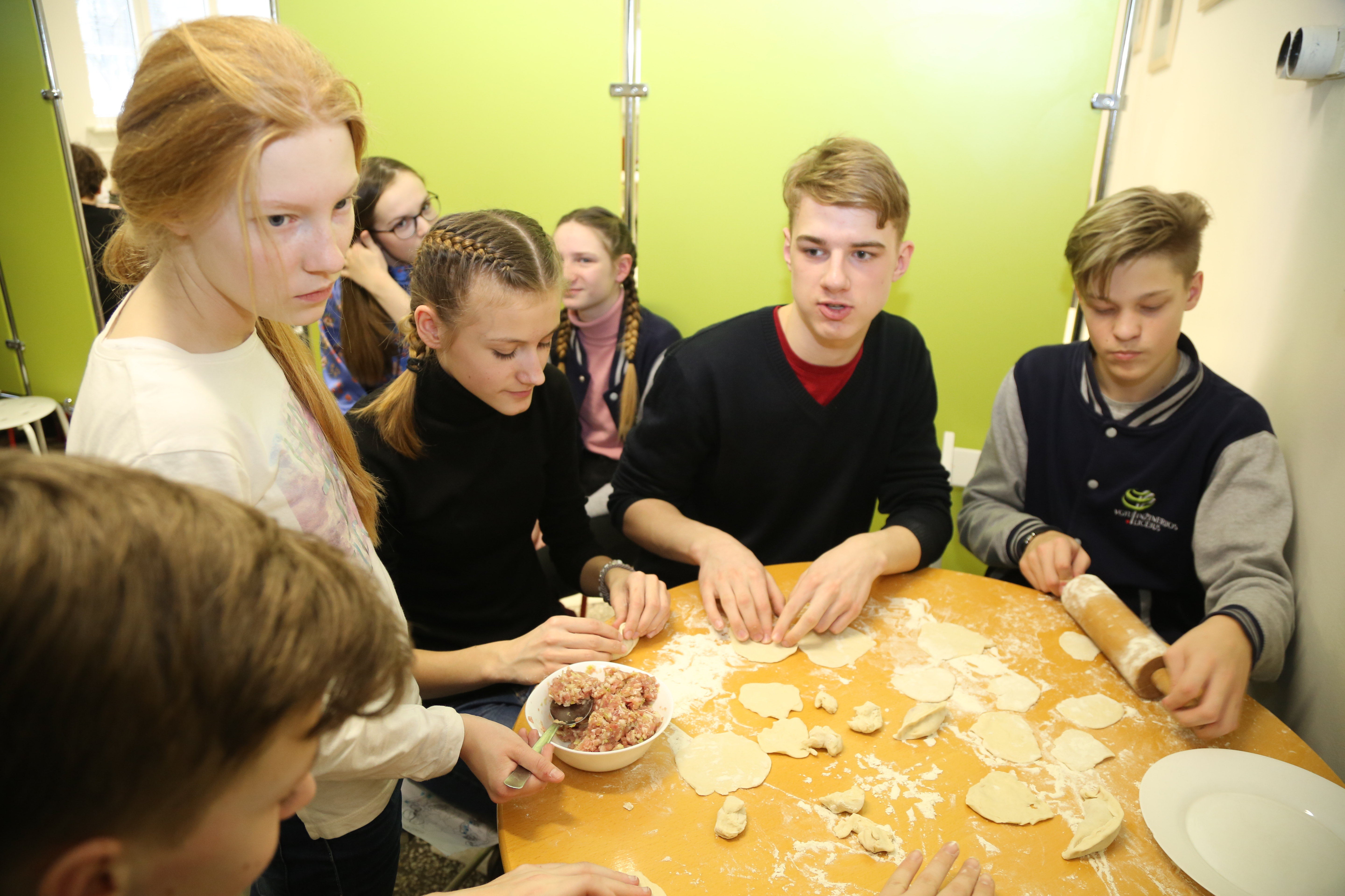 通讯:中文为媒 文化作桥