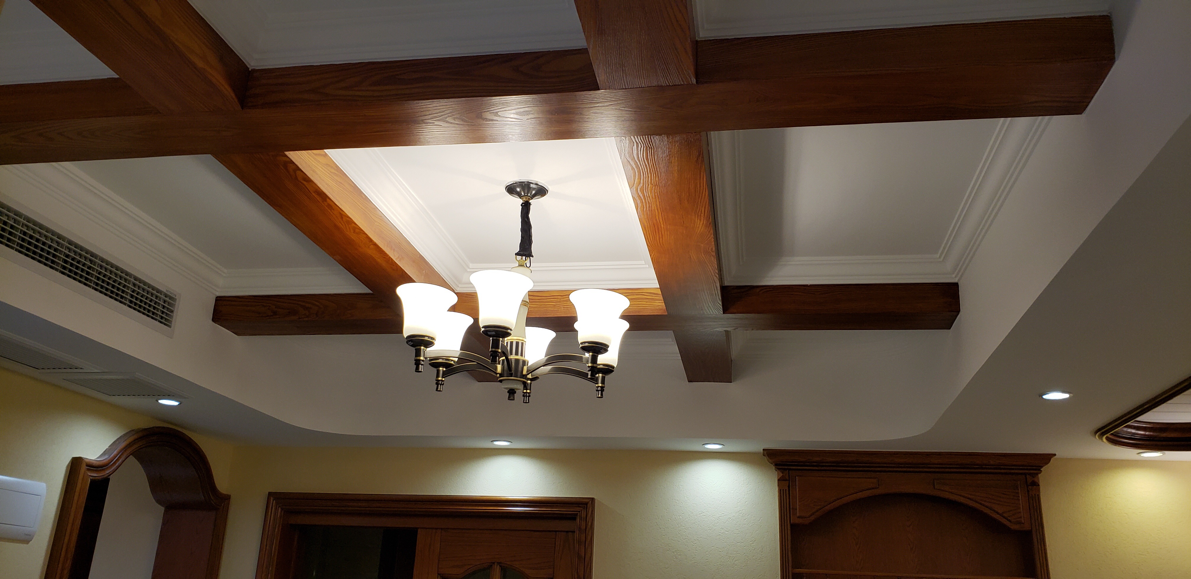 餐厅顶面吊顶是用实木条做的,显得特别大气,我和老公非常喜欢.