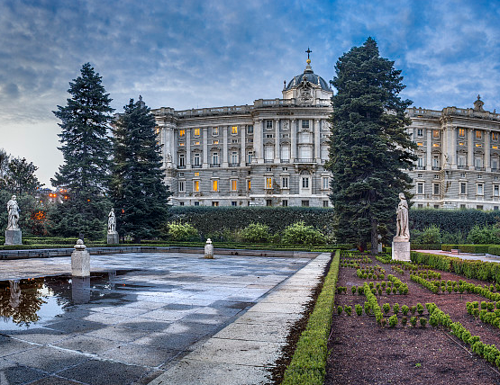 白金汉宫是英国的王宫,是女王的办公地点及其在伦敦的居住场所,也是