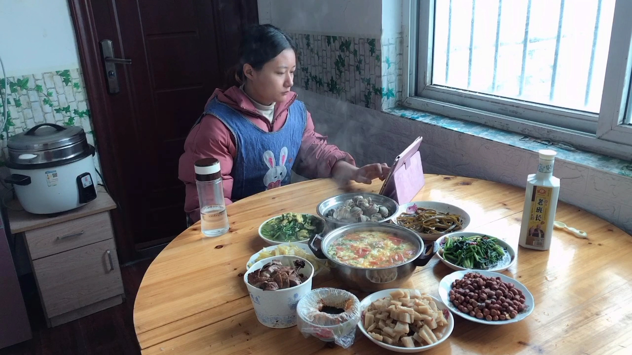 静静的日常:辣炒花蛤 韭菜炒鸡蛋 蒜泥菠菜 炸花生米