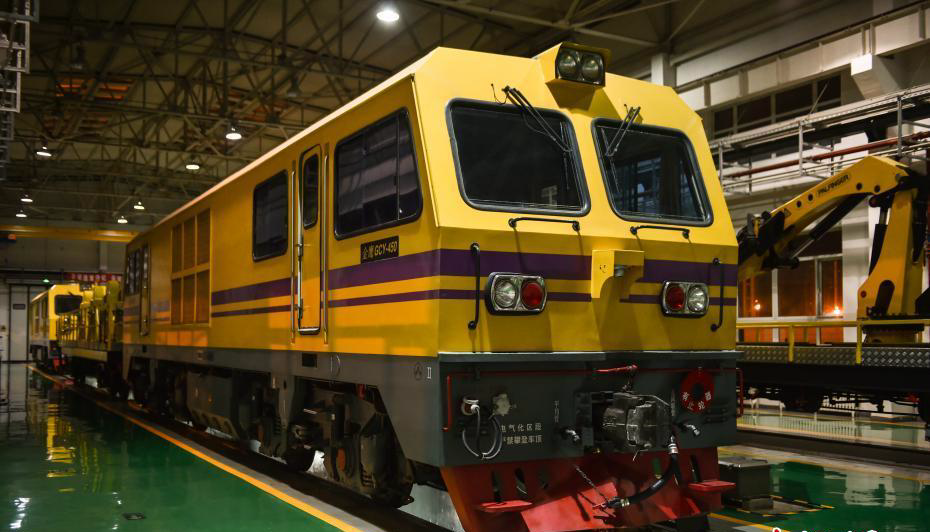 探访京港地铁工程车停车库 高空折臂车抢眼