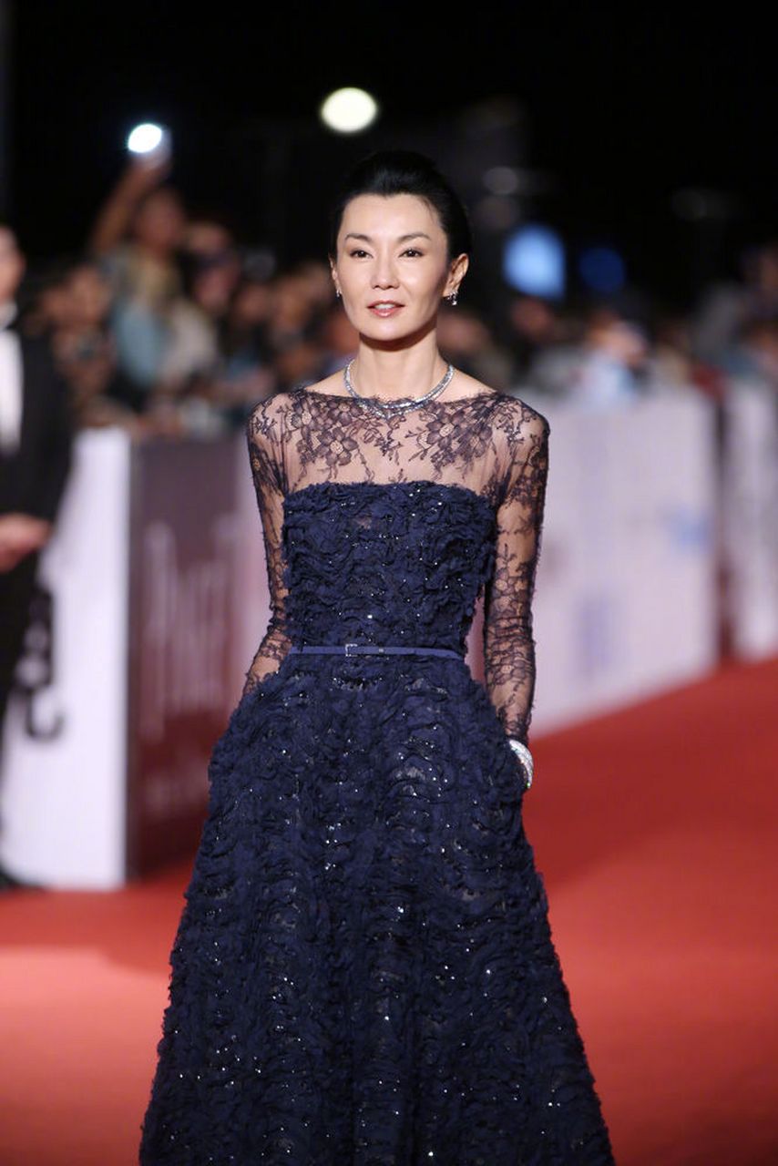 又被张曼玉惊艳了,一袭宝蓝色蕾丝拼接礼服亮相,举手投足优雅迷人