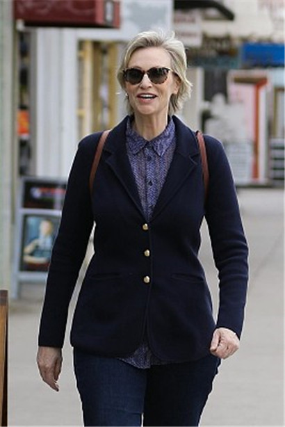 58岁简·林奇现身街头,背双肩包露爽朗笑容,一点也看不出年龄