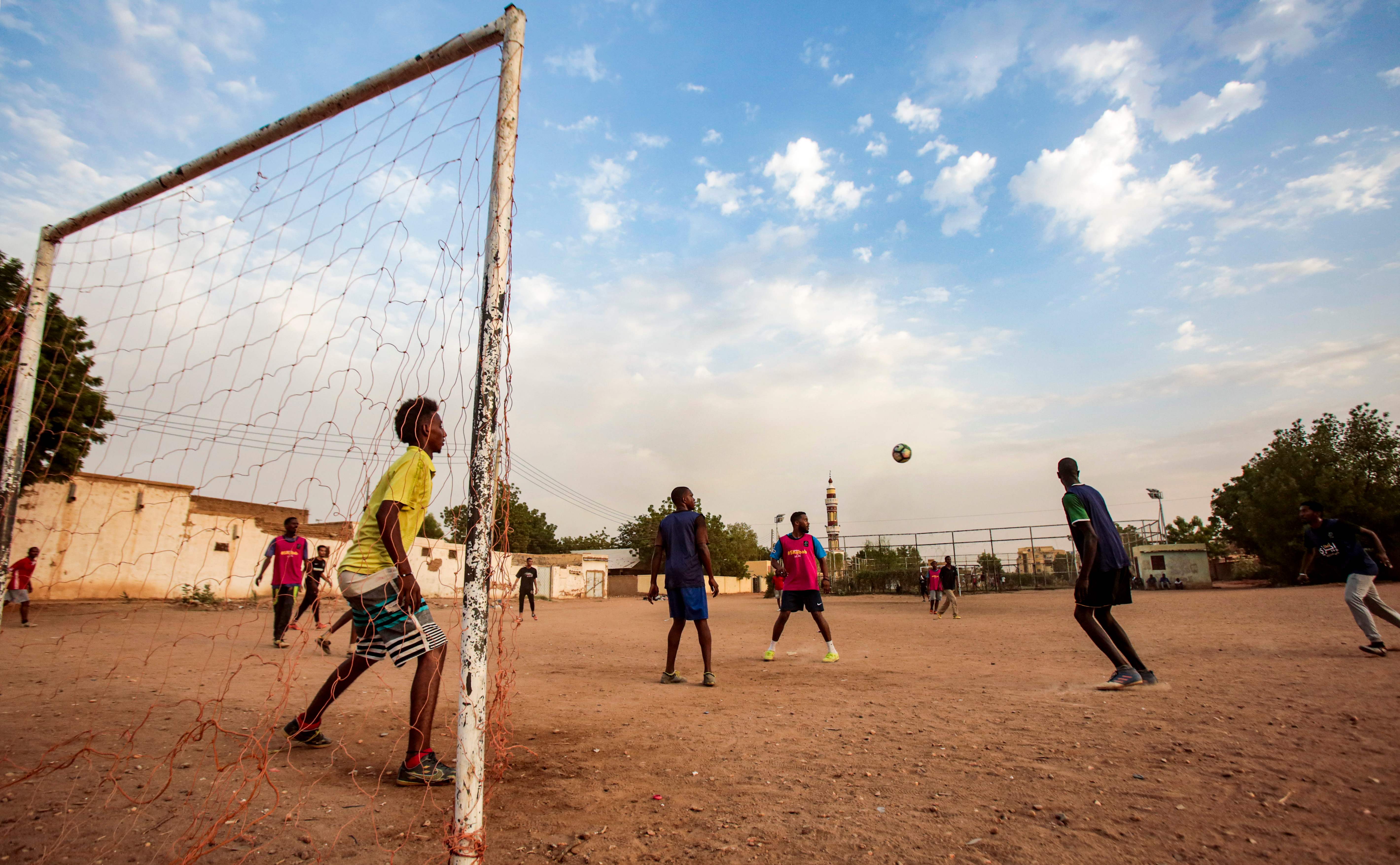 踢足球的苏丹年轻人
