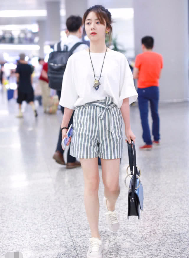 谭松韵只不过穿条短裤,就有一双大长腿,162cm身高是假的吧!