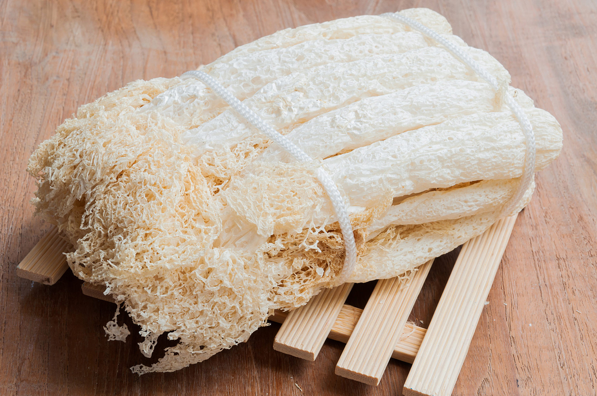 丝瓜络是丝瓜成熟晒干后得到的天然制品,无化学残留,对皮肤更友好.