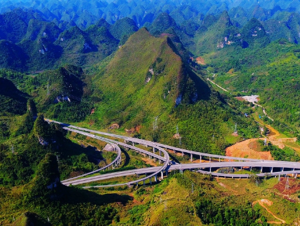 广西河都高速:横卧在桂西北嵩山峻岭中的巨龙,宛若盘旋在群山间