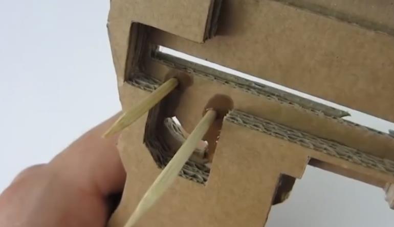 刺激战场:感受一下大神用瓦楞纸制作的akm,一枪打爆塑料杯