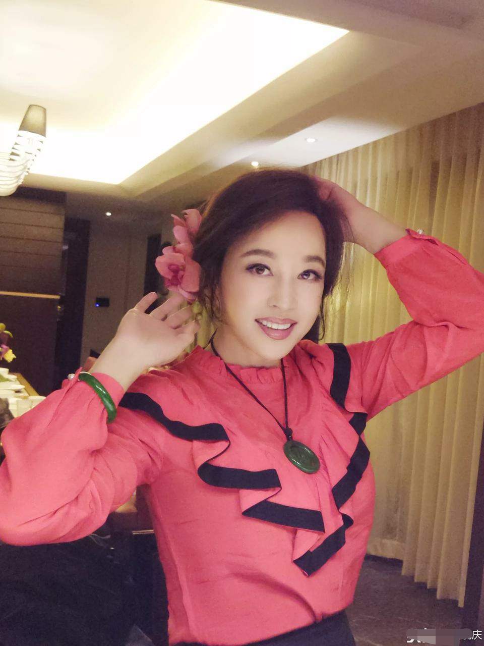 10月31日,63岁刘晓庆生日晒照,照片中皮肤细腻,光滑白嫩,犹如30岁左右