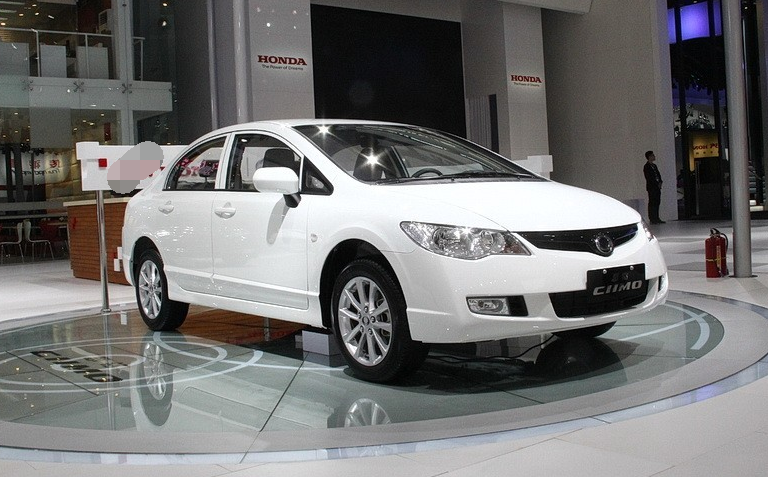 内饰宽敞的 思铭