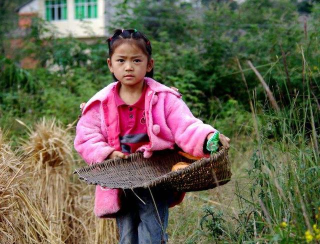 儿子失踪后,我收养个流浪小女孩,十六年后女儿带回男友,我愣了