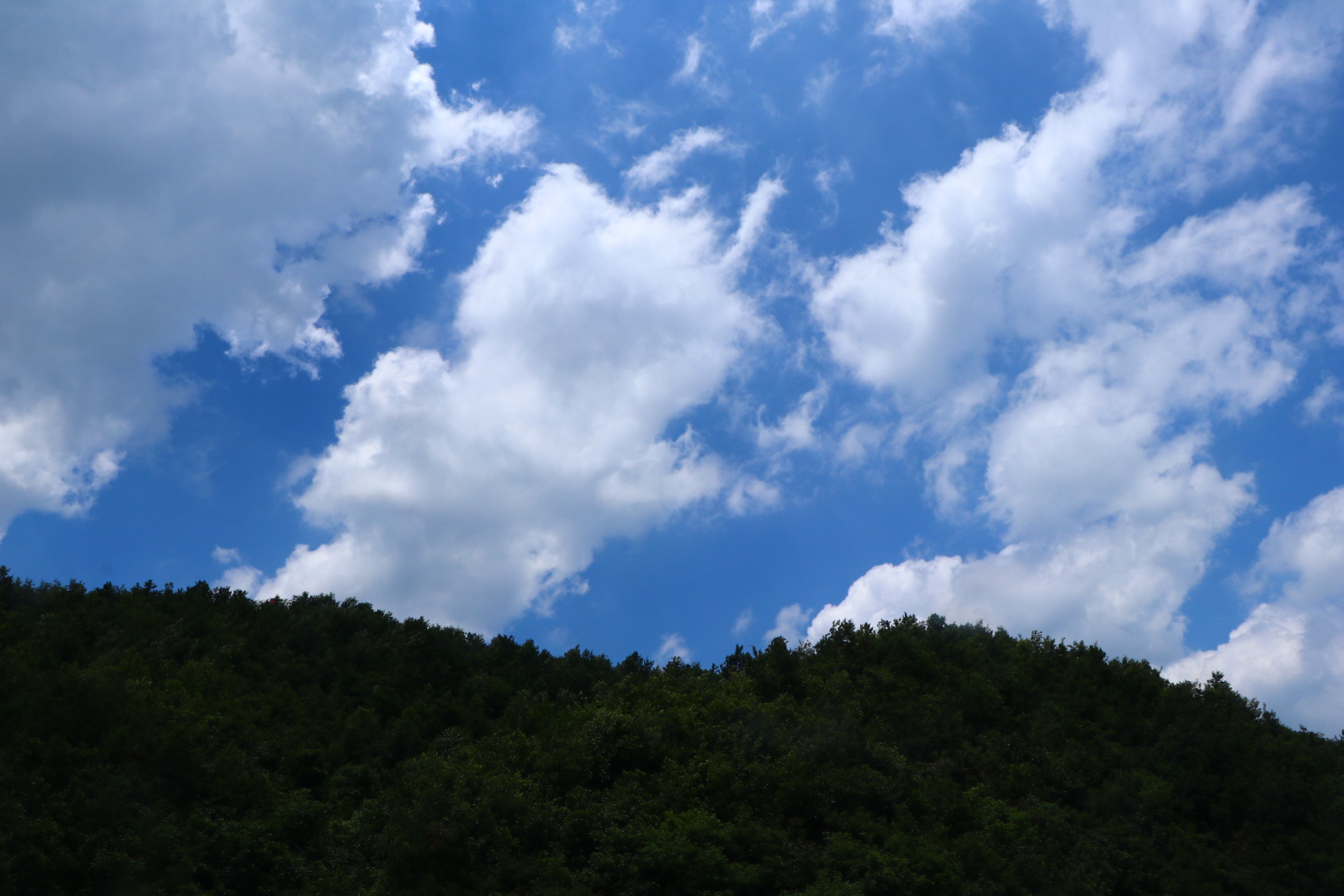 蓝天白云风景如画图片