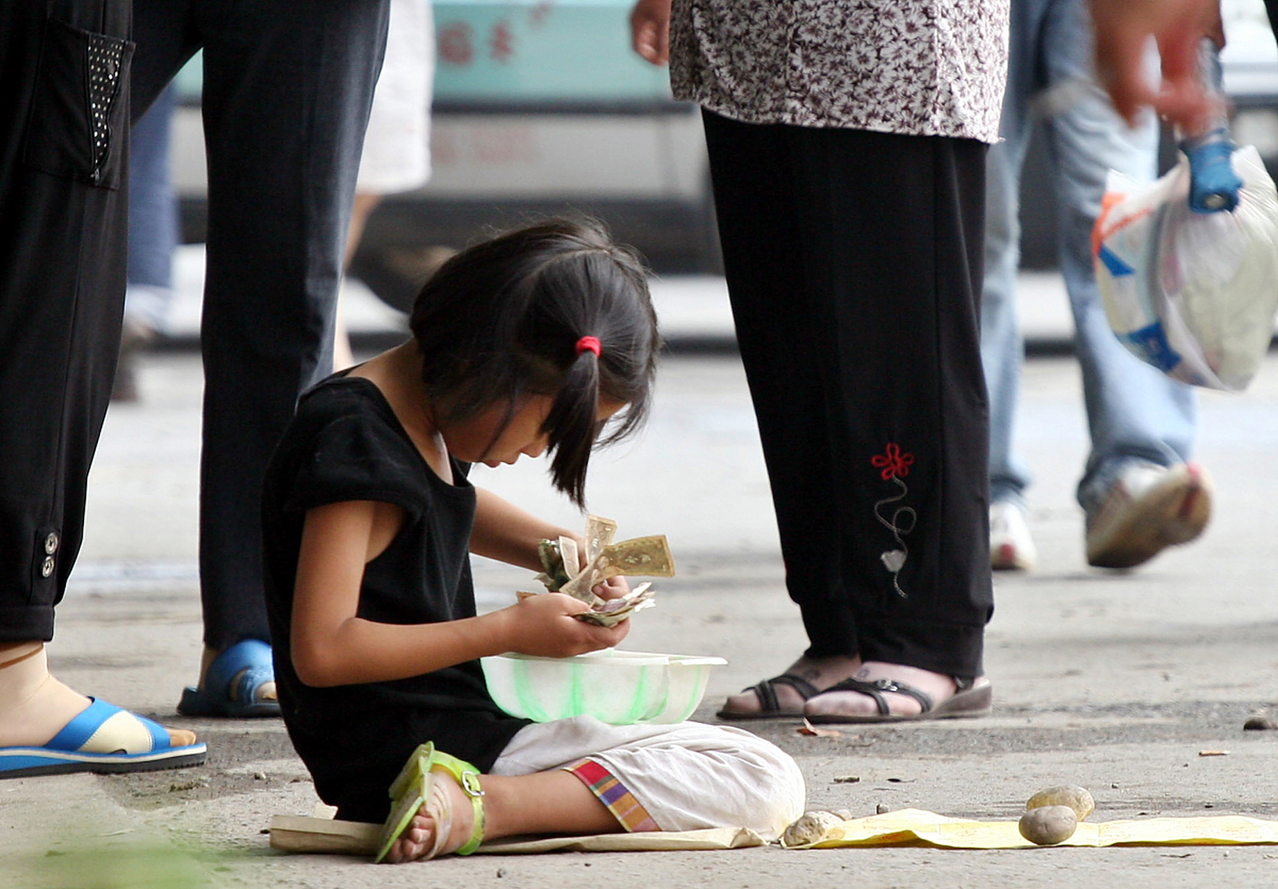 近日,网友在社交媒体上分享了一张地铁站内孩子跪地