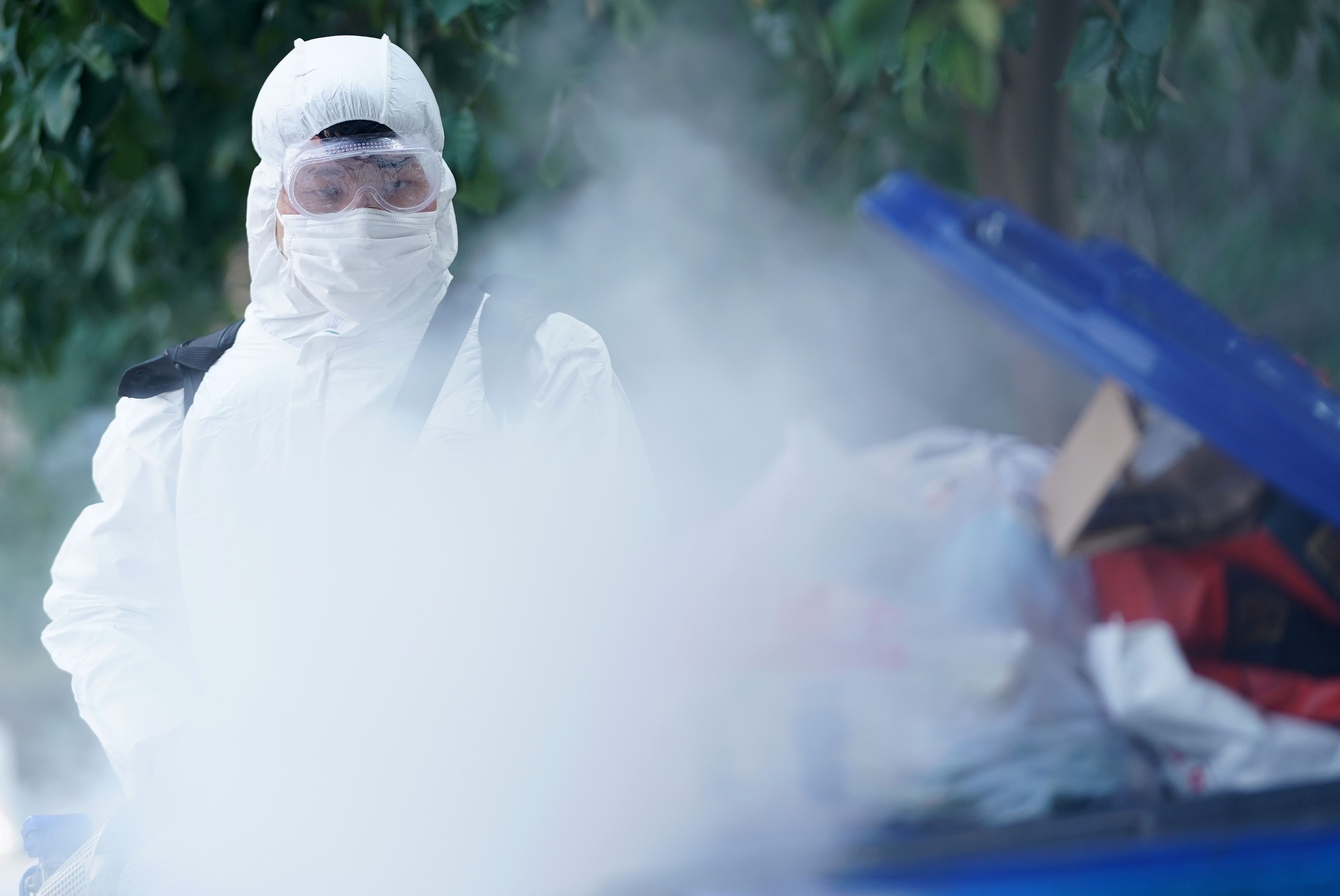 新华社照片,武汉,2020年3月5日    喷药消毒    3月5日,工作人员在