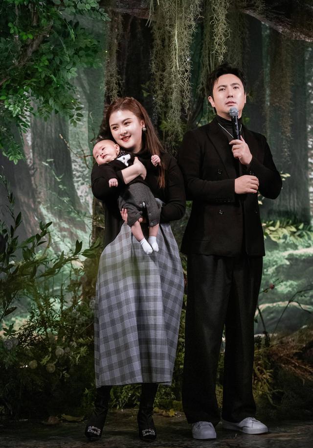 沈腾和妻子王琦给儿子办百岁宴,一家三口温馨甜蜜,儿子表情搞笑