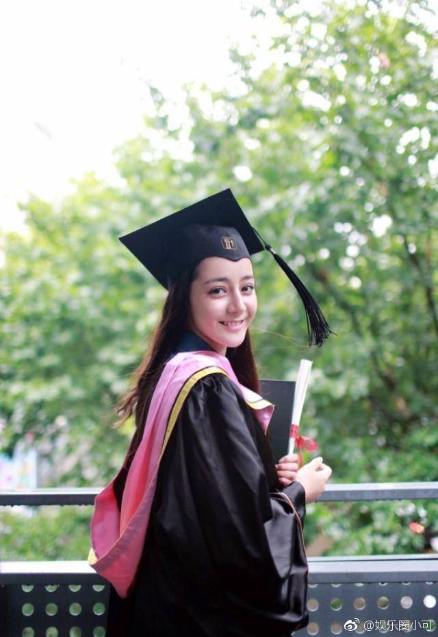 热巴这几张小学的照片简直逆天了,戴红领巾她眼睛眯的好心疼