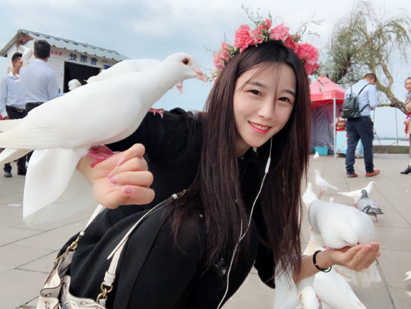 其实在肖淑洁直播之前,她还是一个化妆都不怎么会的女生,所以在镜头前