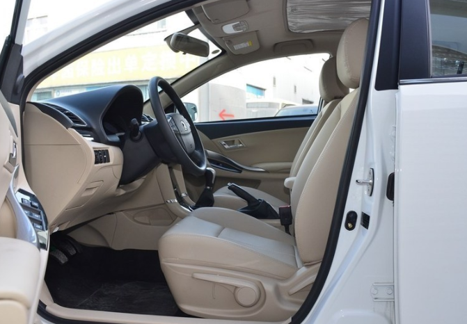 众泰z300内饰的话比较中庸,没有太大的特色,但是整体给我感觉还是很