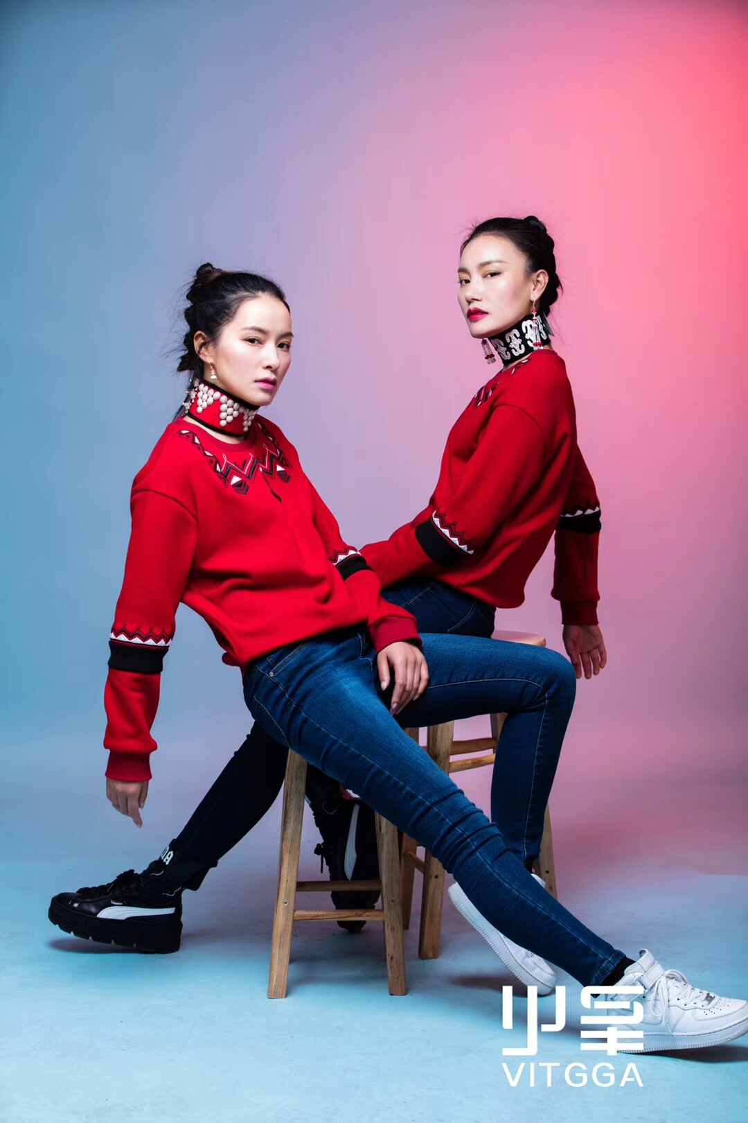 阿依洛组合穿着彝族时尚服装美图.